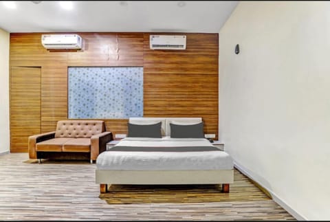 Bed, Living room, Photo of the whole room, Seating area, Bedroom, air conditioner