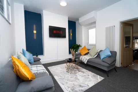 Communal lounge/ TV room, TV and multimedia, Living room, Seating area, Evening entertainment