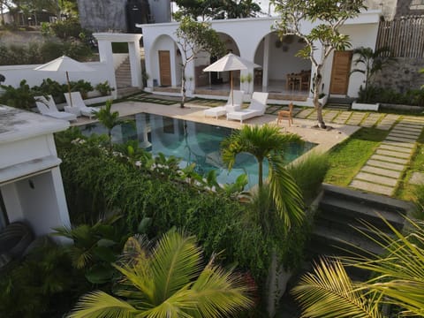 Property building, Swimming pool, sunbed