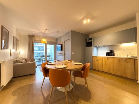 Kitchen or kitchenette, Living room, Seating area, Dining area, stove, kitchen