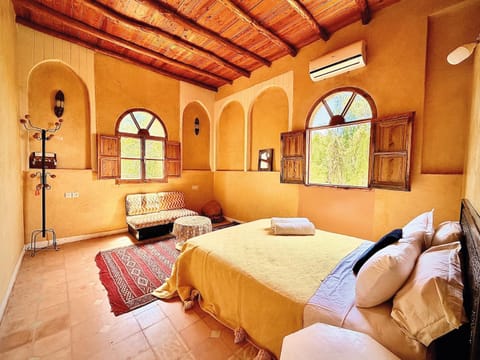Bed, Living room, Photo of the whole room, Seating area, Bedroom, air conditioner