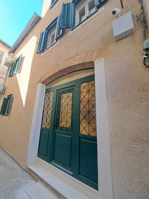 Property building, Facade/entrance, Day