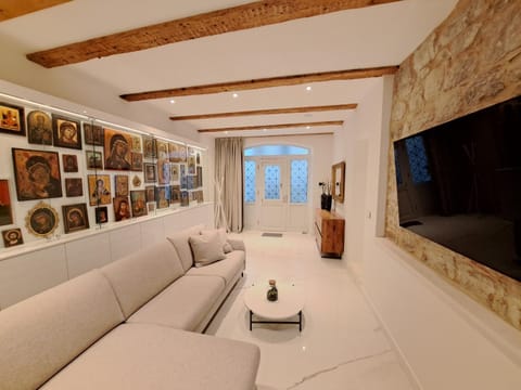 Communal lounge/ TV room, TV and multimedia, Living room