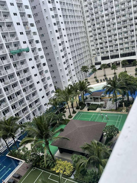 Garden, Tennis court