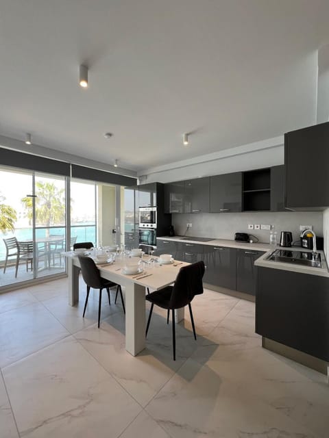 Kitchen or kitchenette, Dining area, stove