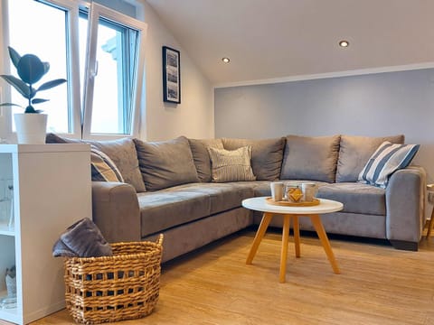 Living room, Decorative detail, Seating area
