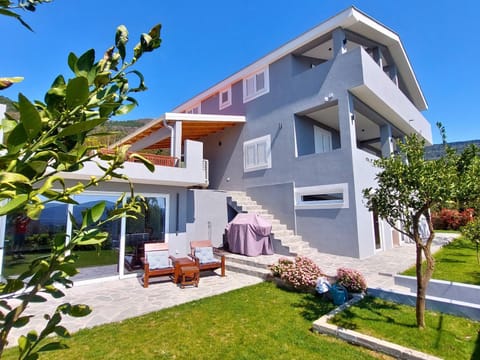 Property building, Patio, Day, Garden, sunbed