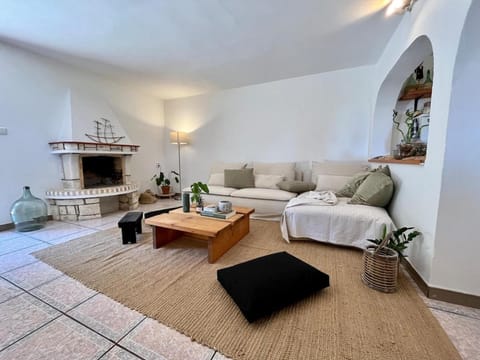 Living room, Photo of the whole room, Seating area, fireplace
