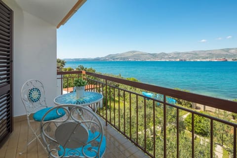 Beachfront Apartments Bed and Breakfast in Okrug Gornji