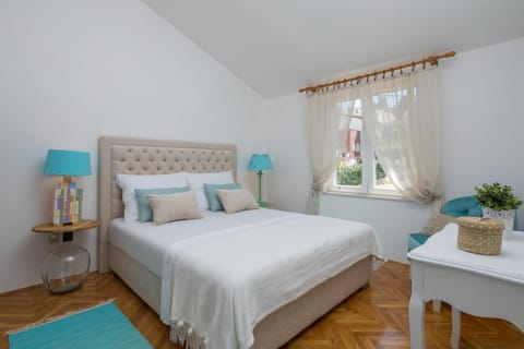 Beachfront Apartments Bed and Breakfast in Okrug Gornji