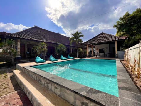 Property building, Day, Pool view, Swimming pool, sunbed