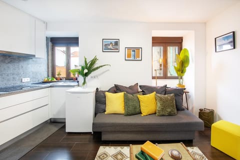 TV and multimedia, Kitchen or kitchenette, Living room, Seating area