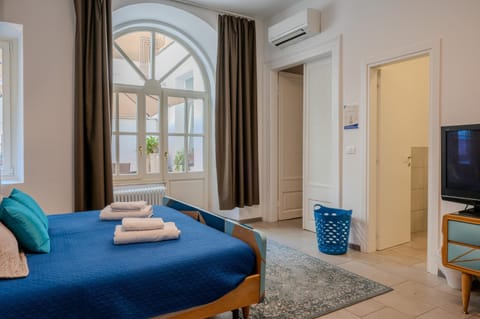 Bed, TV and multimedia, Photo of the whole room, Bedroom, towels, air conditioner