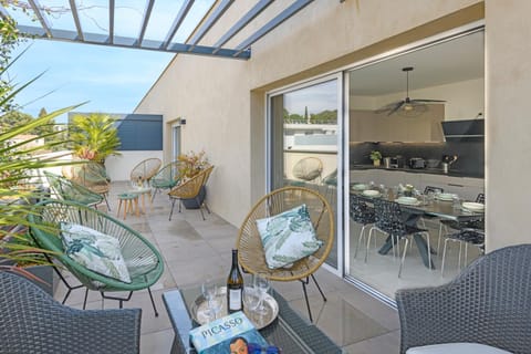 Patio, Day, Dining area