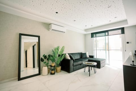 Seating area, fireplace