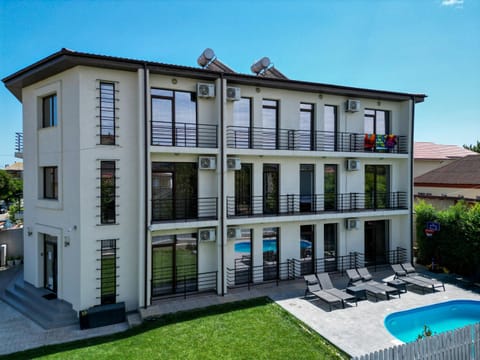 Property building, Day, View (from property/room), Balcony/Terrace, Pool view, Swimming pool, sunbed