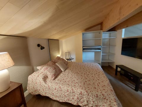 Bed, TV and multimedia, Photo of the whole room, Bedroom, wardrobe