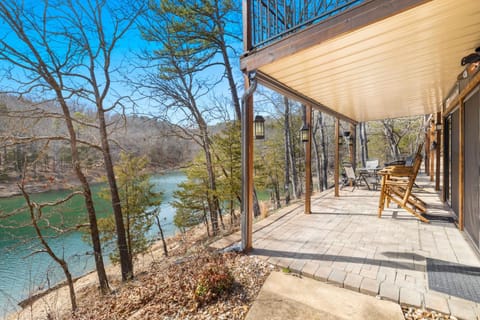 Eagle Nest Lakehouse-Direct Access to Beaver Lake House in Beaver Lake