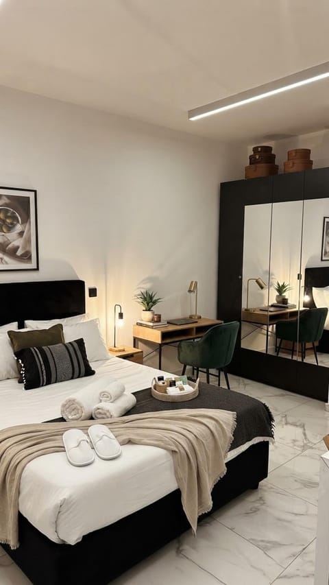 Bed, Bedroom, towels
