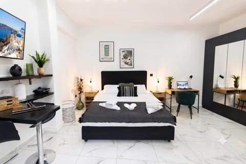 Bed, TV and multimedia, Living room, Photo of the whole room, Seating area, Bedroom, wardrobe
