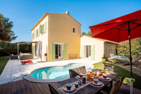 Property building, Patio, BBQ facilities, Food and drinks, Dining area, Garden view, Pool view, Swimming pool, sunbed