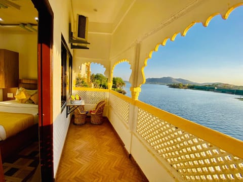 Day, Natural landscape, View (from property/room), Balcony/Terrace, Seating area, Lake view, River view, air conditioner