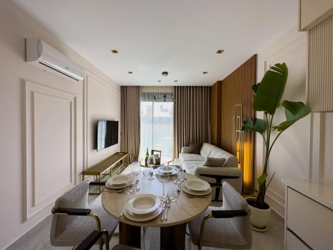 TV and multimedia, Seating area, Dining area