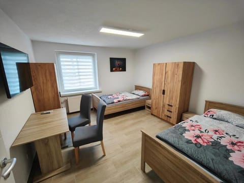 Bed, TV and multimedia, Photo of the whole room, Seating area, Bedroom, wardrobe