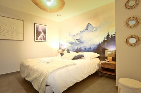 Bed, Photo of the whole room, Decorative detail, Bedroom