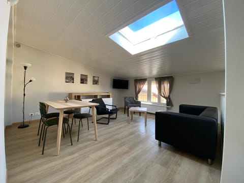 TV and multimedia, Living room, Seating area, Dining area