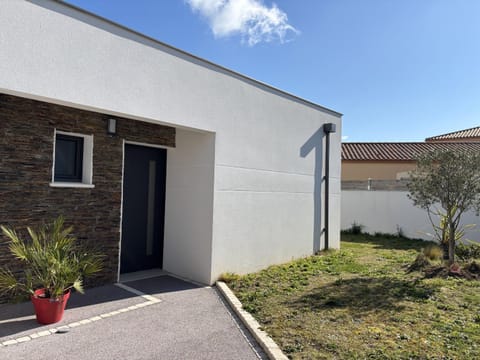Property building, Facade/entrance, Off site