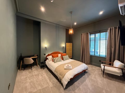 Bed, Photo of the whole room, Seating area, Bedroom