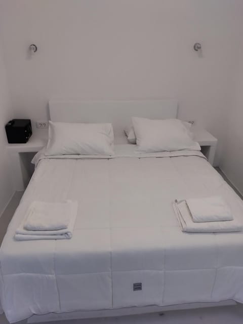 Apartments in Imerovigli New Management with Buffet breakfast & Free pick up up to 5 days Apartment in Imerovigli