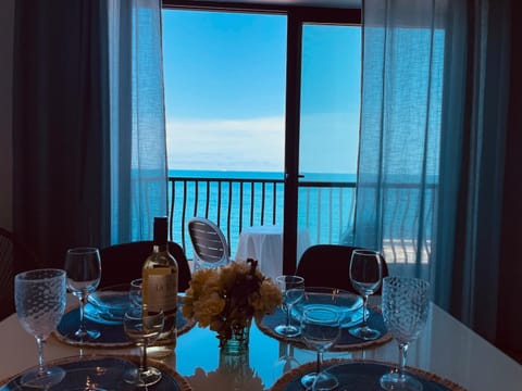 Living room, Food and drinks, Seating area, Dining area, Sea view