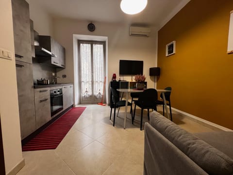 Communal lounge/ TV room, TV and multimedia, Kitchen or kitchenette, Living room, Seating area, Dining area, Evening entertainment, oven, stove, air conditioner