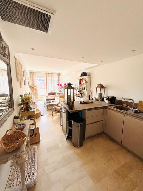 Kitchen or kitchenette, Living room, Seating area, Dining area, minibar