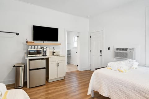 Bed, TV and multimedia, Kitchen or kitchenette, Bedroom, towels