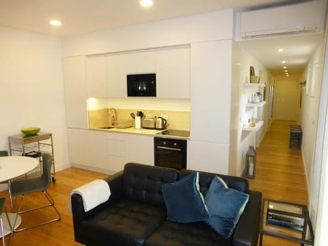 TV and multimedia, Coffee/tea facilities, Kitchen or kitchenette, Living room, Seating area, Dining area, oven, stove, toaster