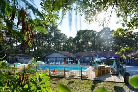 Property building, Swimming pool, sunbed