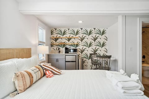 Bed, Kitchen or kitchenette, Seating area, Bedroom, towels
