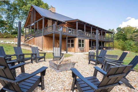 Serenity Ridge- Scenic Luxury Log Estate Getaway House in Ohio