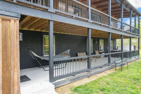 Serenity Ridge- Scenic Luxury Log Estate Getaway House in Ohio