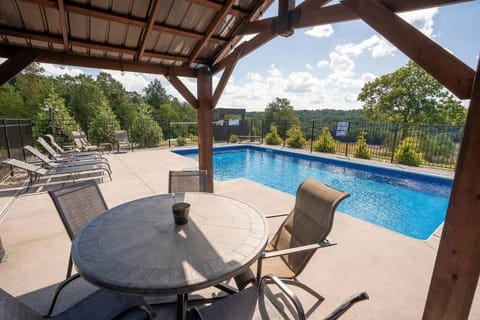 Serenity Ridge- Scenic Luxury Log Estate Getaway House in Ohio