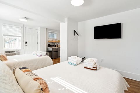 Bed, TV and multimedia, Kitchen or kitchenette, Bedroom