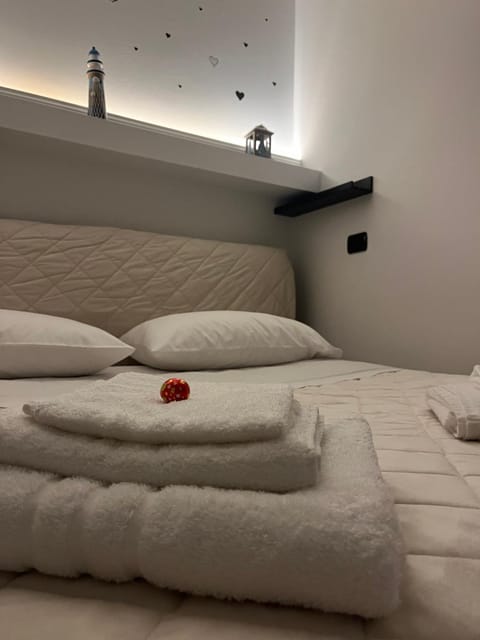 Bed, towels
