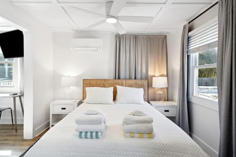 Bed, TV and multimedia, Bedroom