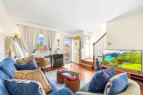 Communal lounge/ TV room, TV and multimedia, Living room, Seating area, Evening entertainment