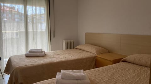 Bed, Photo of the whole room, Decorative detail, towels