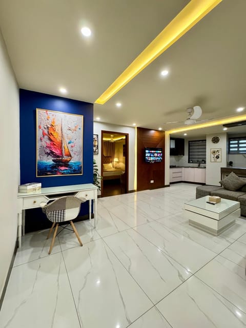 TV and multimedia, Kitchen or kitchenette, Living room, Seating area