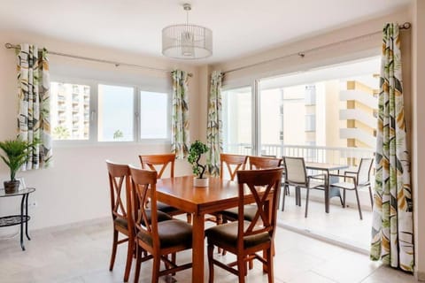 Photo of the whole room, Dining area
